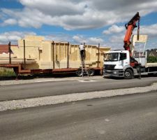 Transfert des panneaux depuis le semi-remorque sur le petit camion grue