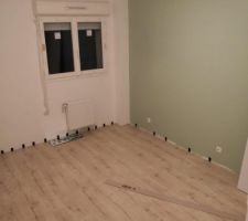 Début pose sous couche pour parquet dans chambre