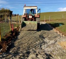 On étale avec le renfort d'un tracteur. Merci !