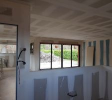 Joints dans la pièce de vie vue depuis le bureau