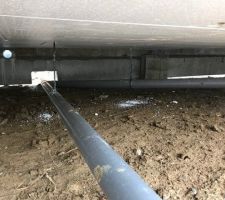 Passage du tuyau des eaux usées sous la dalle