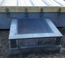La grille d'aération permettant le passage sous le vide sanitaire.