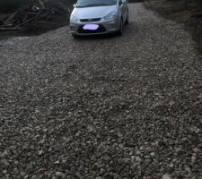 Chemin d'accès terrain, balastre mis en place pour que les camions puissent circuler