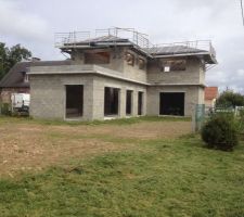 Couverture en ardoise avec débord de toit couleur gris anthracite