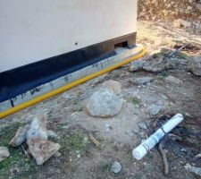 Pose du drain agricole, oui pas le drain avec cunette int&eacute;gr&eacute;. On utilise les fondations coffr&eacute;es comme cunette.