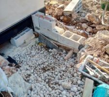 Une vue de ma cour anglaise que je me suis fait tranquille pendant 2 samedis. Alors oui j'aurais du la faire avant le ballast.