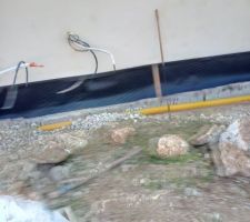 Pose du drain agricole, oui pas le drain avec cunette int&eacute;gr&eacute;. On utilise les fondations coffr&eacute;es comme cunette.