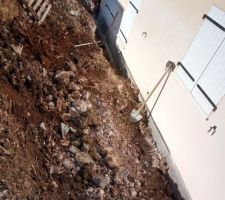 Vue du pb de la terre qui est tomb&eacute;e contre la maison. Accentu&eacute; par le fait que le g&eacute;om&egrave;tre &agrave; d&eacute;plac&eacute; la maison de 40cm par rapport au permis, donc la plateforme avec 1m de marge est r&eacute;duite de moiti&eacute;. Oblig&eacute; de finir &agrave; la main....