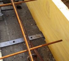 Détail du système de fixation des planches de coffrage.