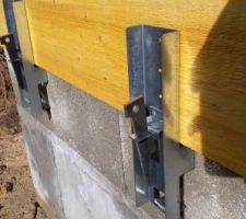 Détail du système de fixation des planches de coffrage.