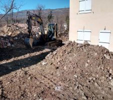 Vue du pb de la terre qui est tomb&eacute;e contre la maison. Accentu&eacute; par le fait que le g&eacute;om&egrave;tre &agrave; d&eacute;plac&eacute; la maison de 40cm par rapport au permis, donc la plateforme avec 1m de marge est r&eacute;duite de moiti&eacute;. Oblig&eacute; de finir &agrave; la main....