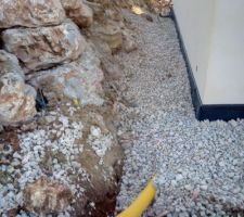 Mise en place du ballast et drain qui sort vers le bassin de retention.