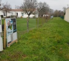 Bonjour à tous,
Dans 15jours commenceront nos travaux. Ayant 5 arbres sur le terrain, il faut les abattre et les désoucher. Nous trouvons ça un peu long, car on devait commencer début février en principe. Nous qui sommes impatients dans la vie de tous les jours, je sens que ça va être fun ! Je vous partagerai le déroulement des travaux chaque semaines. Bon courage ou bonne recherches à tous.
À bientôt ?