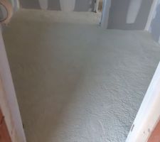 Isolation mousse polyurethane entre plancher et chape liquide