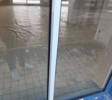Polyane entre mousse et chape dans pièce de vie