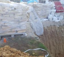 Les palettes (2 tonnes l'une environ) ont été repositionnées très près du bord du trou des voisins (à l'arrêt à ce moment là car ils avaient creusé trop profond et sont tombés sur la nappe phréatique a priori).