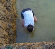 Récupération des pierres, heureusement il ne faisait pas encore trop froid pour un 2 novembre mais j'en suis quand même ressortie les pieds, les jambes et les bras bien rouges.
Des amis nous ont prêté une échelle de 3m.
Pour remonter les pierres système D : 2 sacs Carrefour l'un dans l'autre et une sangle pour que mon compagnon remonte chaque pierre.
Certaines pierres pouvant atteindre 20 kg et étant plus ou moins grande pas facile des les glisser dans le sac...