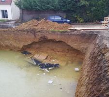 Et notre conducteur de travaux qui me disait qu'il aurait été les chercher ! comme toujours de belles paroles uniquement.
Une semaine plus tard la terre s'effondrait à cet endroit là...