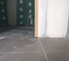 Carrelage posé un centimètre trop bas.