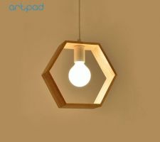 Luminaire SDB forme hexagonale pour rappeler la faïence Bibulca, et bois pour les meubles.