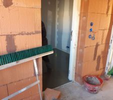 Bout de chape vue du garage. Il n'y a plus à attendre que ça seche