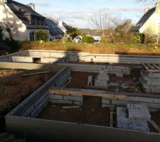 Le vide sanitaire. Une erreur sur la hauteur du garage qui est r&eacute;hauss&eacute; de 21 cm pour finir &agrave; la hauteur de la chappe de la maison. De ce fait, il n'y aura pas de marche entre le garage et la maison.