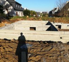 Le vide sanitaire. Une erreur (corrigée sur cettephoto) concernantla hauteur du garage qui est réhaussé de 21 cm pour finir à la hauteur de la chappe de la maison. De ce fait, il n'y aura pas de marche entre le garage et la maison.