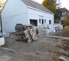 Photo après avoir commencé à bouger les pierres.
Notre constructeur nous fait un arrêt de chantier car il ne peut pas "accéder  au chantier" (les pierres ne sont pas collées au mur de la maison).