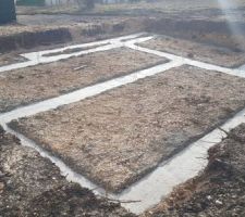 Le coulage des longrines a &eacute;t&eacute; fait, c?est parti pour 3 semaines de s&eacute;chage