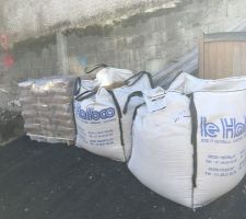 Arrivage premiers parpaings, sable et ciment