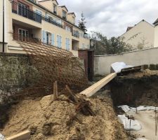 Arrivage des poutres, ferrailles et planches de coffrage pour la future dalle du sous sol