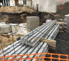 Arrivage des poutres, ferrailles et planches de coffrage pour la future dalle du sous sol