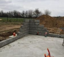 Voilà voilà les premiers parpaings ont été posé aujourd?hui!
Ça prend forme petit à petit.
Il nous reste encore à prendre un rdv avec l?électricien pour voir ensemble le plan électrique.
Et aller valider nos choix pour tout ce qui est sanitaire et carrelage. Nous hésitons encore un peu sur certaines choses.