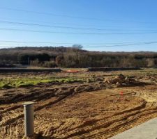 Photos du terrain:
le terrain est celui en face du deuxième poteau