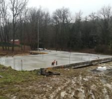 Bonjour tout le monde
Voici un petit article pour l'évolution de la maison. 
Le plancher hourdis sur poutrelle a été fait le 25 janvier.:) 
La dalle à ensuite était coulée. 
Le 29 janvier.
C'en est suivi 3 semaines de séchage. 
Entre temps la  livraison de la charpente et des briques a été faite.
L'élévation des murs doit avoir lieu cette semaine. 
Nous irons sur le terrain cette semaine pour vous montrer des photos. 
Nous sommes très heureux de voir l'évolution.  
Alexia et Niclas