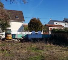 Notre terrain est issu d'une division d'une grande parcelle en quatre parties. il est situé proche des bords de marne, au calme, dans une petite rue pavillonnaire.