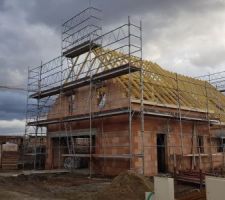 Juste avant No&euml;l, la charpente est pos&eacute;e