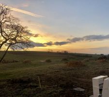 Terrain avec viabilisation OK ! Coffret &eacute;lectricit&eacute; / raccord eau et plaque tout &agrave; l'&eacute;go&ucirc;t et eau pluviale.