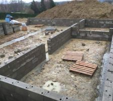 La ma&ccedil;onnerie a d&eacute;buter rapidement le 11 d&eacute;cembre 2018 2/3 semaine apr&egrave;s c'&eacute;tait fini