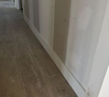 22.02.19 nous mettons en place les plinthes des murs et ponçage des joints ... avant peinture