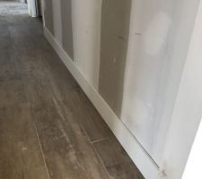 22.02.19 nous mettons en place les plinthes des murs et ponçage des joints ... avant peinture