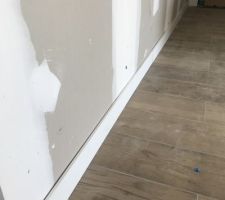 22.02.19 nous mettons en place les plinthes des murs et ponçage des joints ... avant peinture