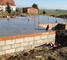 Dalle de béton coulé le matin même - vue côté garage / entrée
Grand soleil, 14° l'après-midi! 
Le beau temps devrait durer 15 jours!!