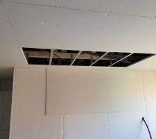 Un "petit" trou pour pouvoir laisser passer l'unité intérieur du gainable