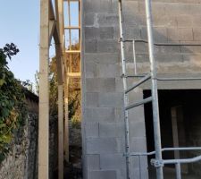 La charetterie pour permettre le passage derrière la maison sans traverser l'intérieur