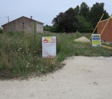 Panneau de permis de constriure install&eacute;