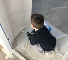 24.02.19 c est partie pour la peinture !!
Sous couche avec notre petit bou il est tout fier ...