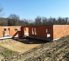 Bonjour à tous, 
Voici les photos de l'élévation des murs terminé.
Le maçon qui s'est occupé de notre maison est vraiment top, son équipe et lui sont très professionnels. 
La pause de la charpente va commencer la semaine prochaine.
Belle journée 
Alexia et Nicolas