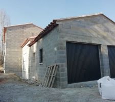 Portes de garage anthracites et génoises, un beau mélange de moderne et de provençal comme nous en rêvions