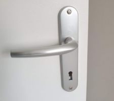 Poignée de porte simple. je pense les changé a l'avenir